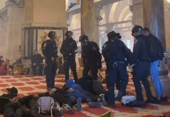 الإحتلال يعتقل العشرات من المرابطين في الأقصى ويخلي المسجد القبلي